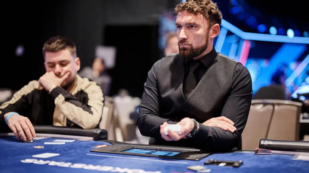 德州撲克（kè）發牌員失誤 亮牌這手牌到底該不該（gāi）棄？